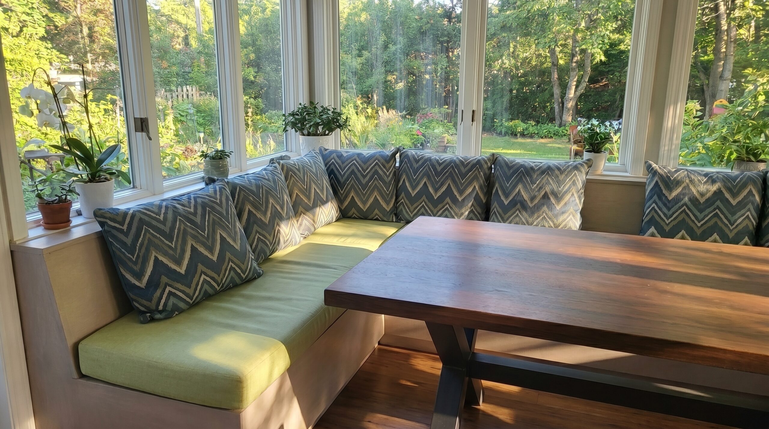 Bench-cushion-dining-nook